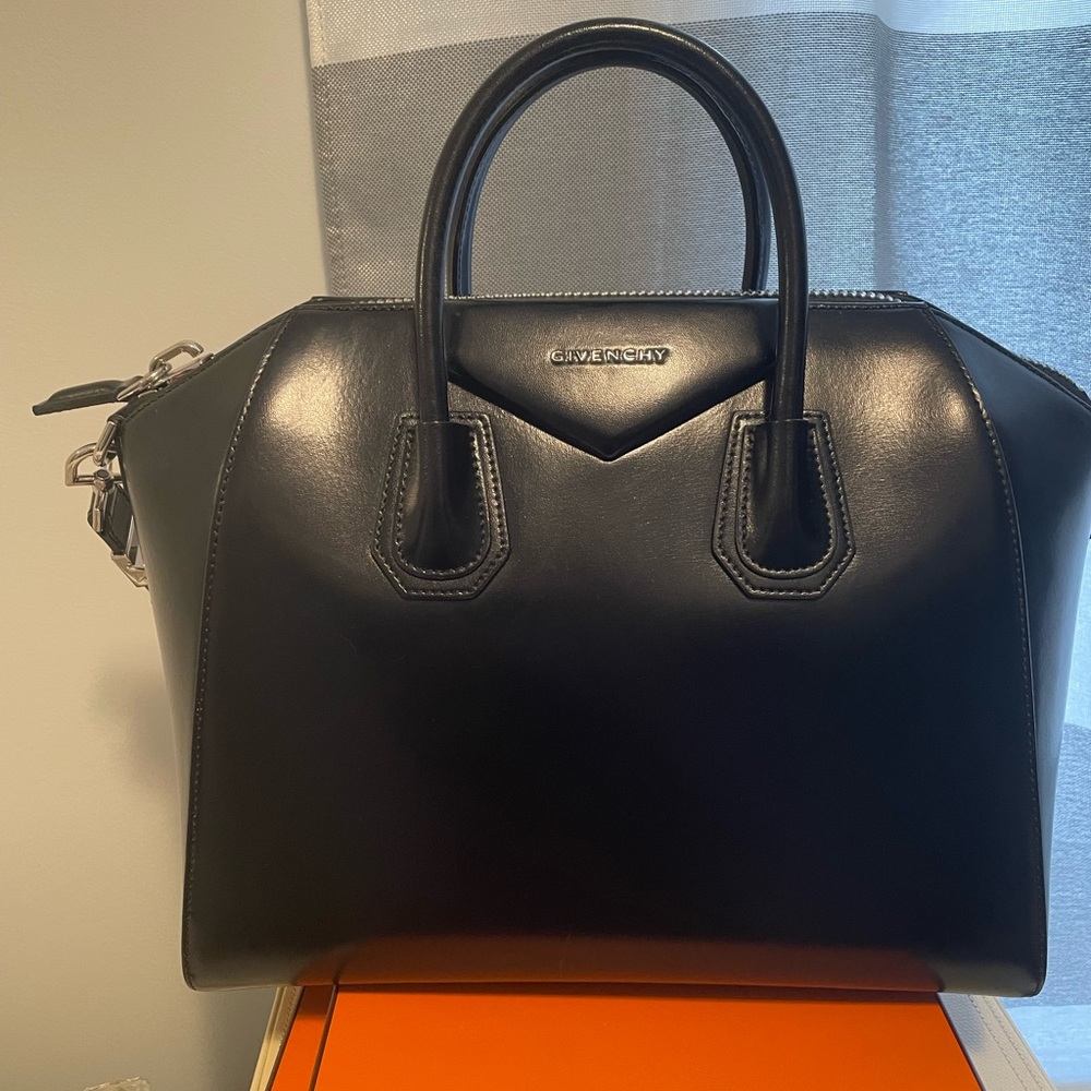 Givenchy Antigona MEDIUM smooth leather black with silver hardware